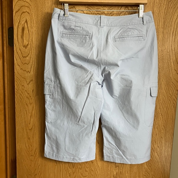 🧵Dockers Light Blue (Powder Blue) Clam Diggers - Size 8 - Picture 2 of 4